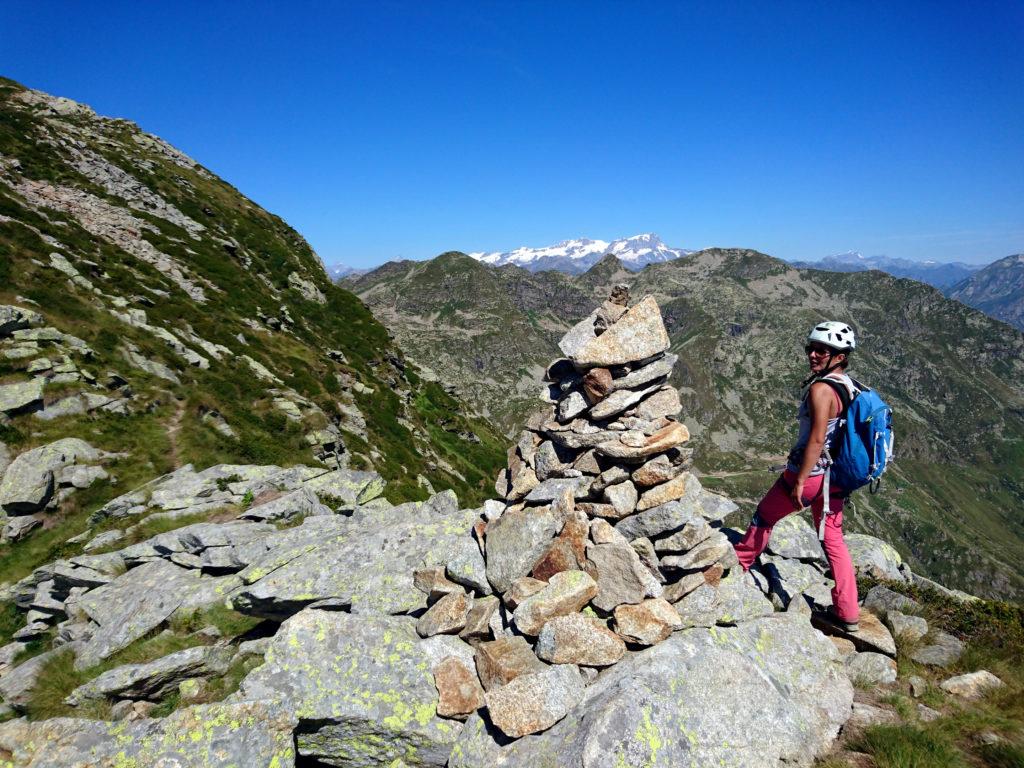 dietro di noi, all'orizzonte, il gruppo del Monte Rosa