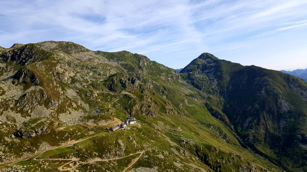 il Rifugio Savoia visto dall&#039;alto: la giornata si preannuncia bellissima