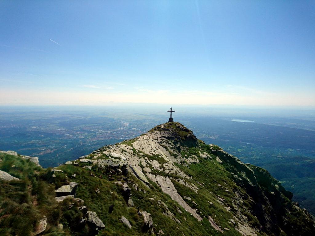 vista della croce e della sottostante valle, con una visibilità perfetta