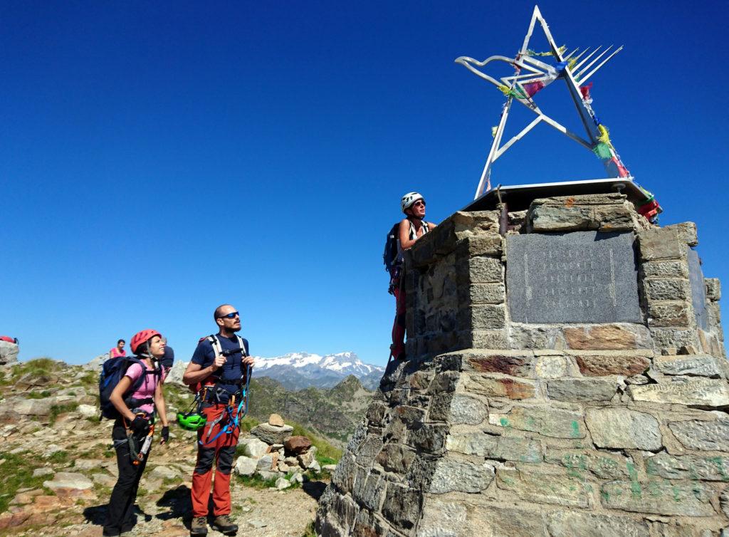 vetta del Monte Mucrone con il suo monumento: è possibile saperne di più arrampicandosi sopra, grazie al canapone, e leggere la targa che vi si trova