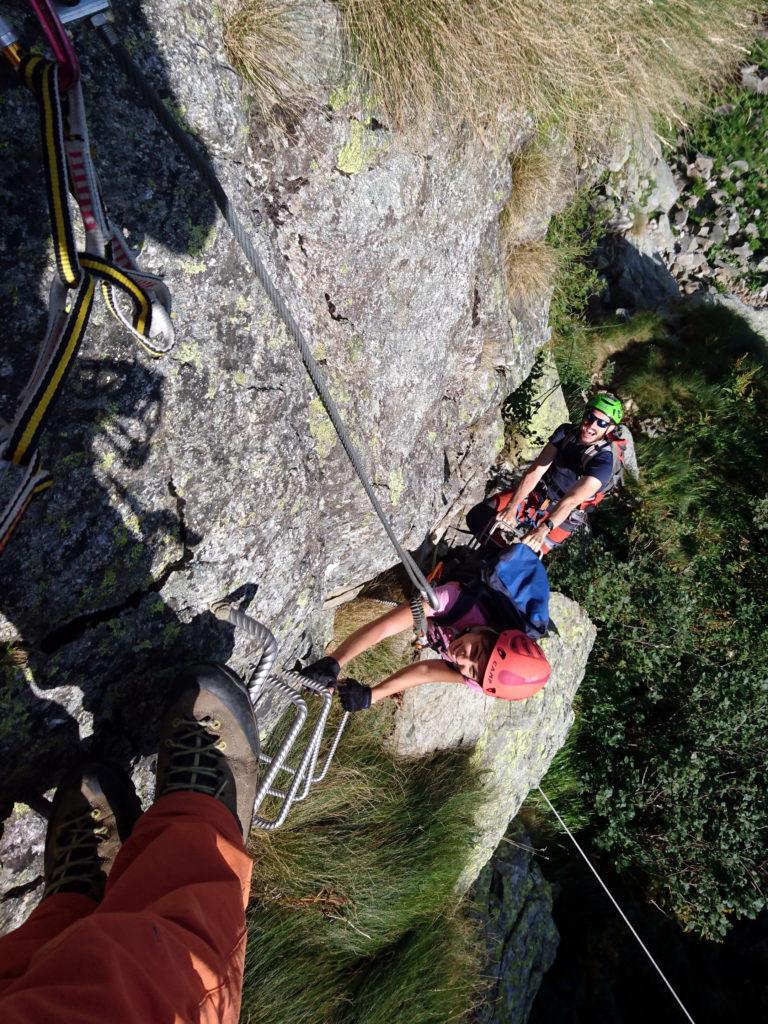 ce la prendiamo con comodo, la giornata è lunga e fortunatamente non ci sono troppe cordate sulla ferrata