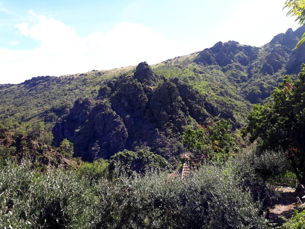 la vista della Rocca du Fò dal paesino di Sambugo, dove ci siamo recati in auto una volta scesi