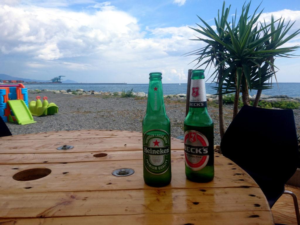 il bello di essere in Liguria: dopo la scalata, birretta e fugassa in riva al mare!