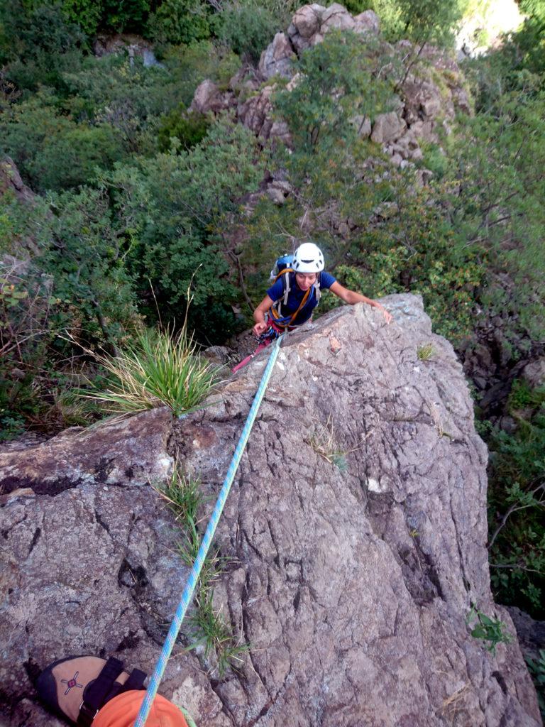 uscita del terzo tiro: la roccia è sempre ottima e l&#039;arrampicata divertente