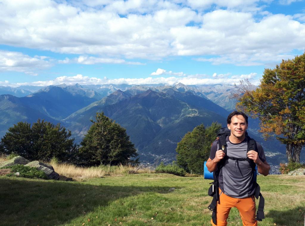 Gabri sul prato dell'Alpe Drisoni con il bello sfondo dell'Ossola