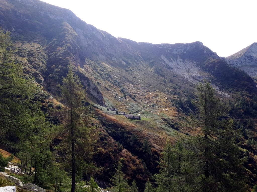 continuando il traverso, si arriva in vista del Ragozzale e dell'Alpe Menta alla sua base