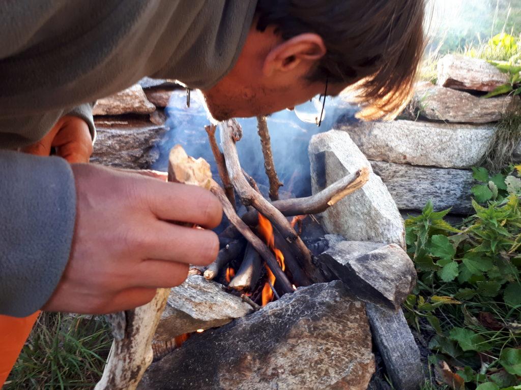 Gabri al lavoro sul fuoco