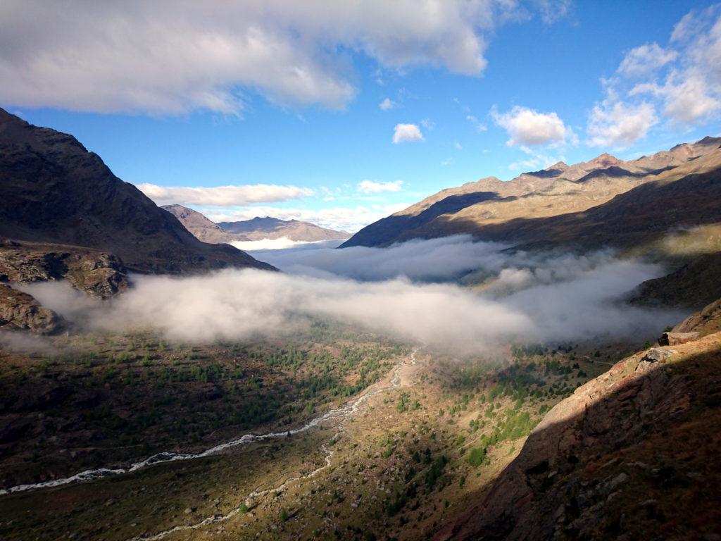 Risalendo verso il rifugio Branca, godiamo della splendida vista della valle dei Forni ricoperta di nubi