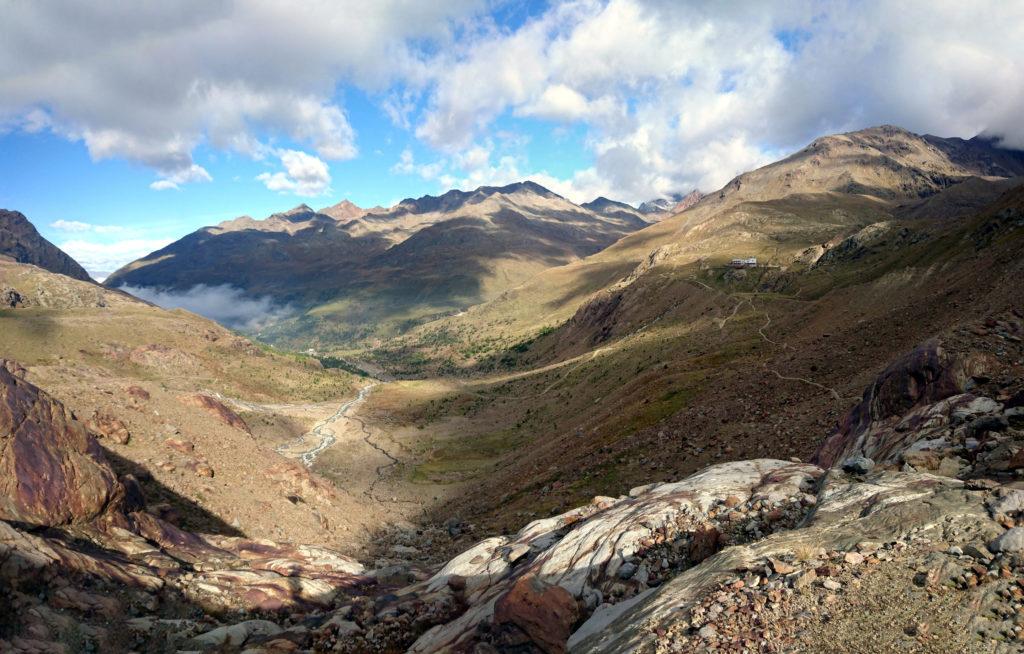 Superato il Branca, seguiamo il Sentiero Glaciologico Alto in direzione del ghiacciaio