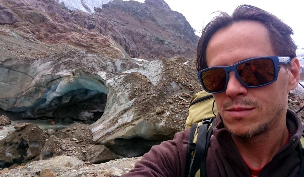 Selfie con l&#039;arco che delinea il fronte del ghiacciao. Non avvicinatevi perché è pericolante