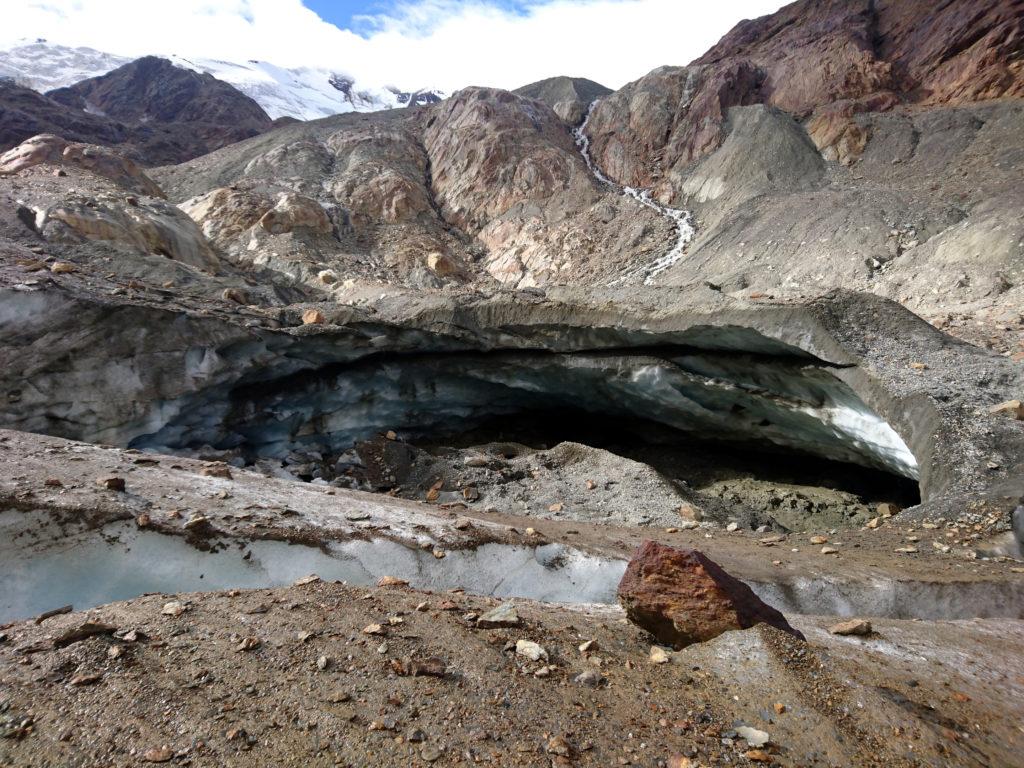 Enorme cavità lungo la lingua centrale del ghiacciaio