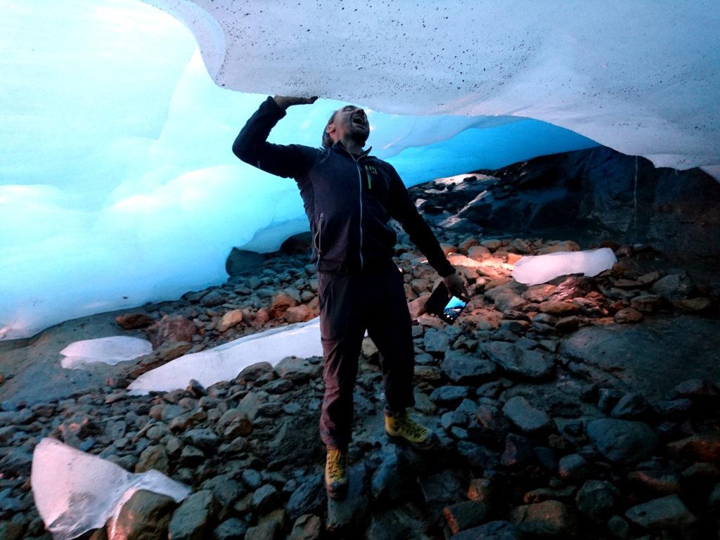 Roberto nella cavità principale della grotta