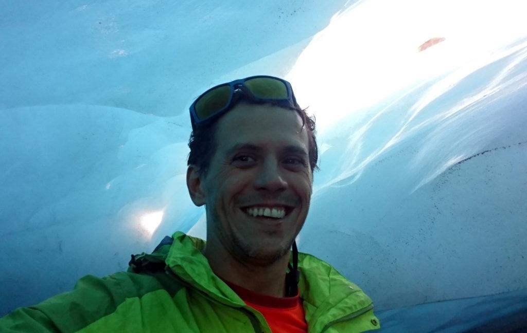 Selfie con faccia da scemo. Esterrefatto all&#039;interno della grotta