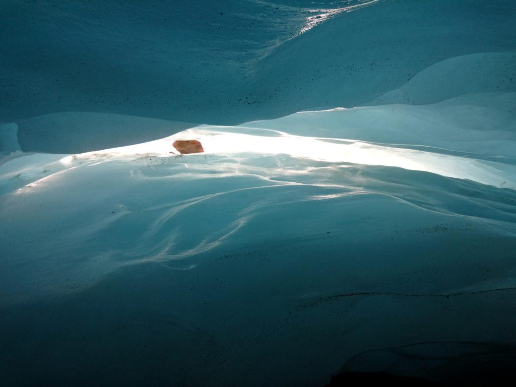 Il gelo interno alla grotta garantisce questo ghiaccio blu intenso