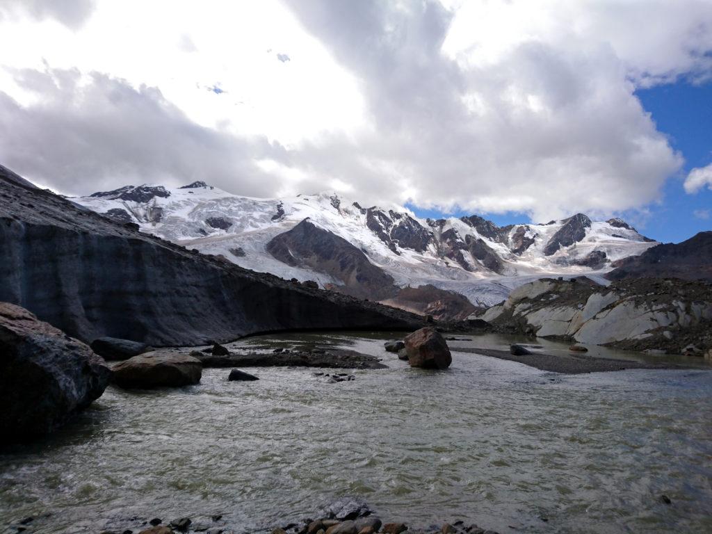 il lago di fronte alla grotta