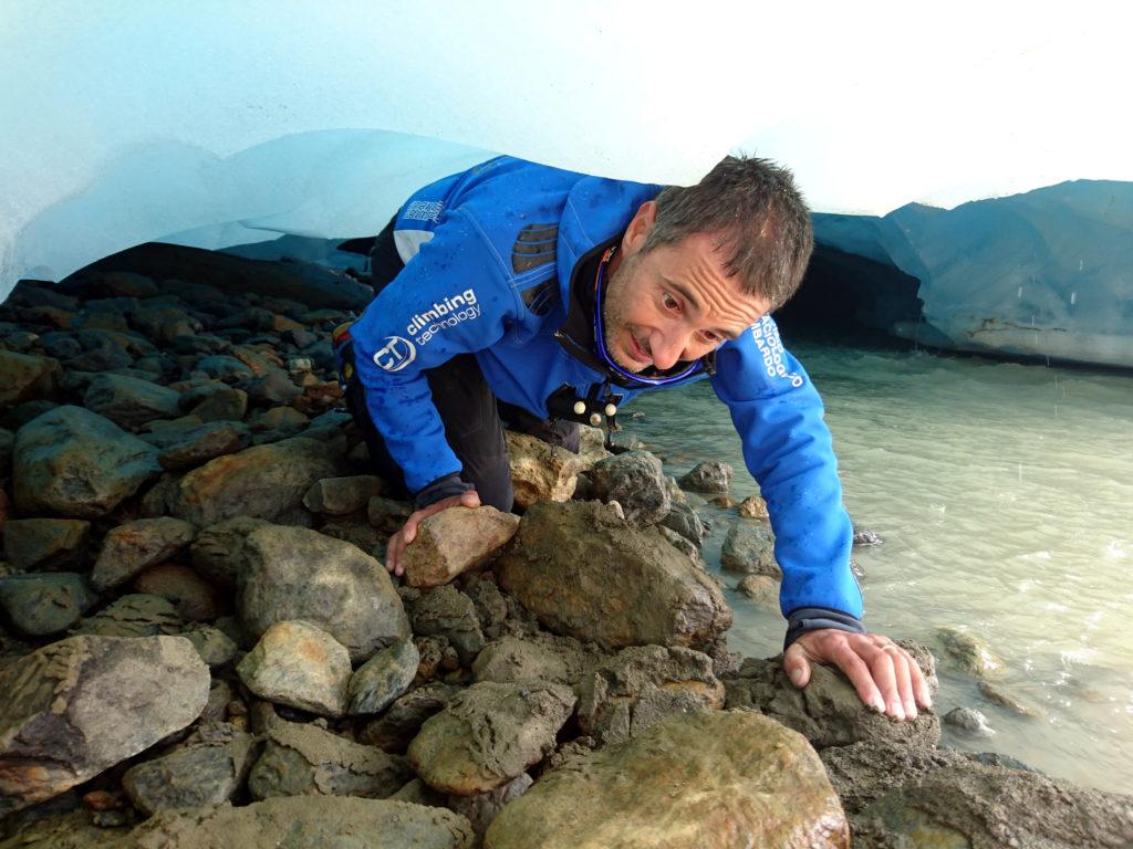 Paolino in uscita dalla grotta nel punto più stretto