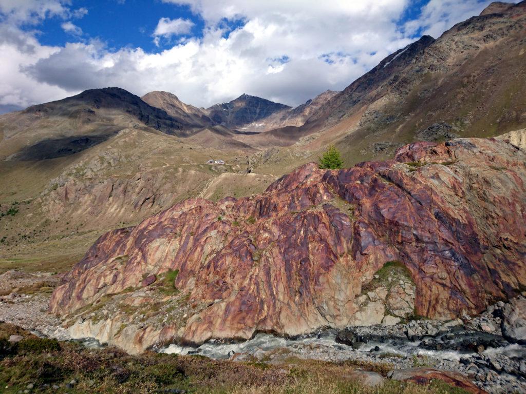 Le coloratissime rocce poco sotto il rifugio Branca