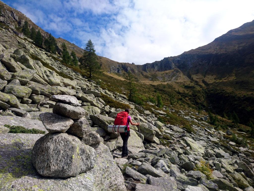 arrivati sul fondo valle, si può attraversare a destra per raggiungere l&#039;Alpe Menta