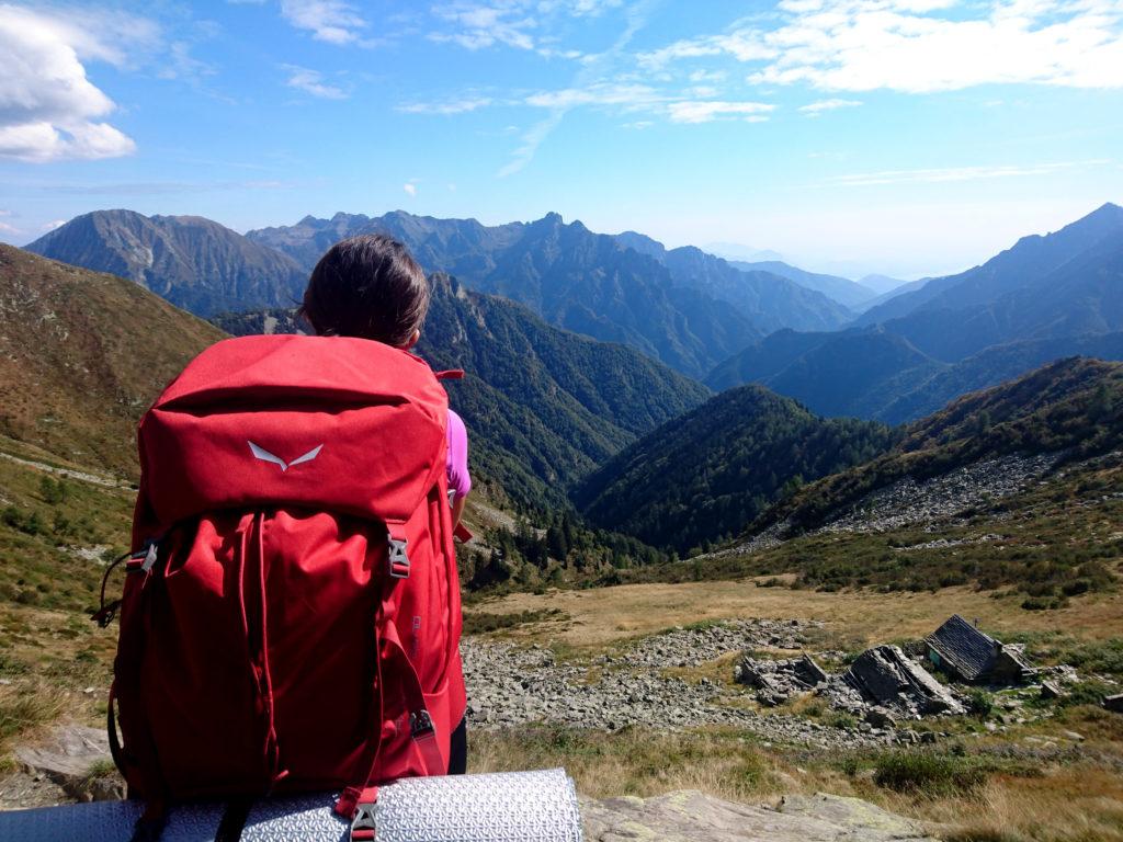 il bivacco del Ragozzale e la splendida vista verso l'interno della Val Grande