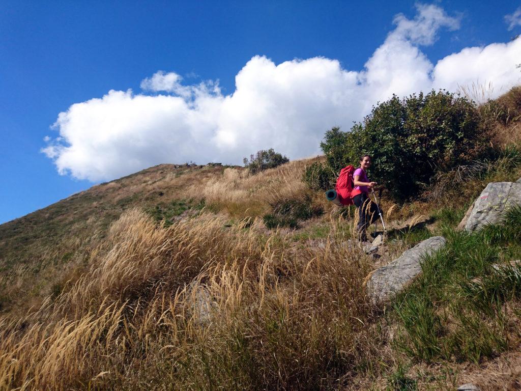 Erica in discesa lungo la cresta del Mottac