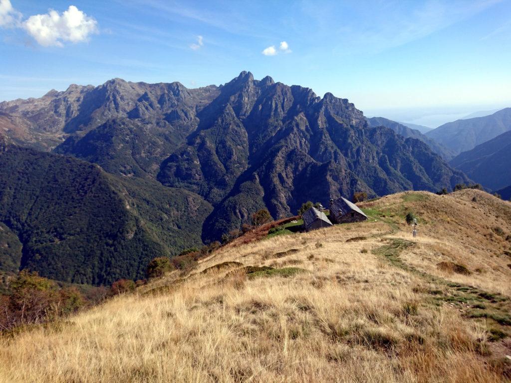 l'alpe Mottac nel suo meraviglioso contesto al centro della Val Grande