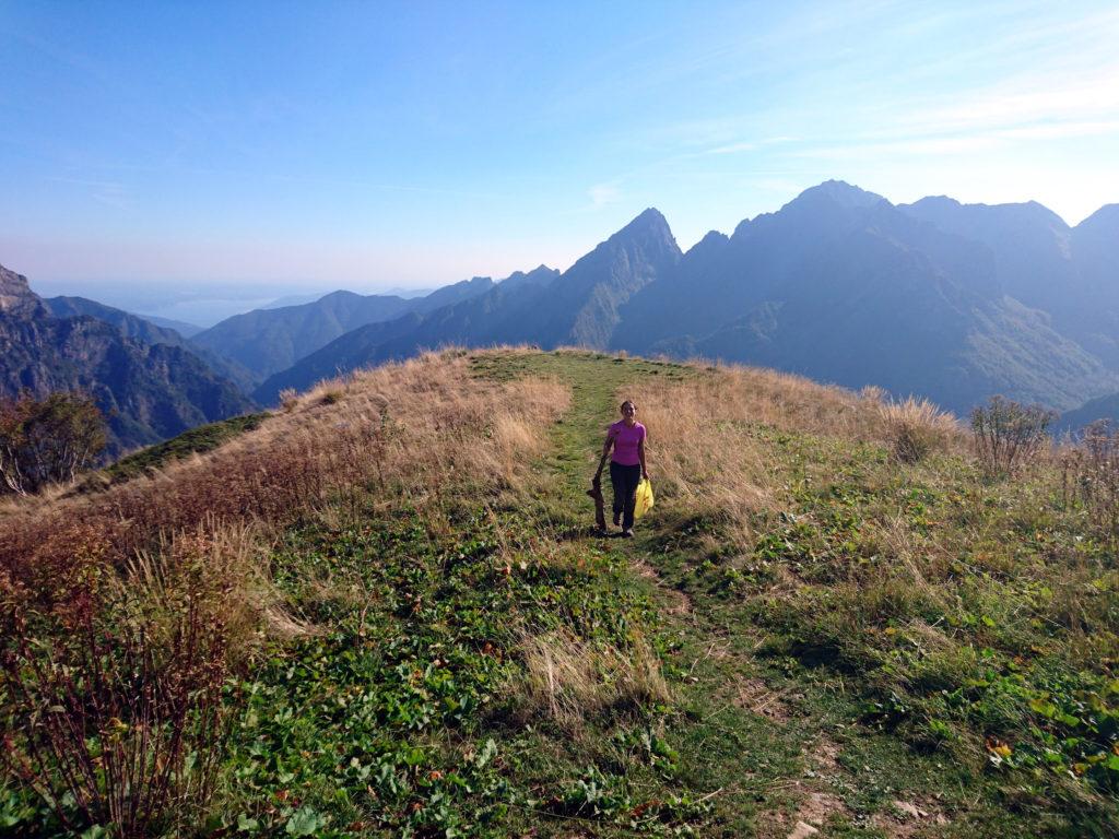 Erica nel frattempo porta l&#039;acqua recuperata alla fonte (5 min dal bivacco)