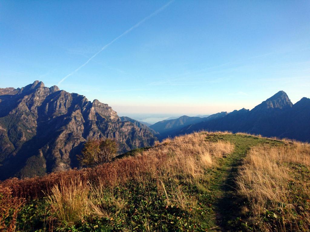 lo spiazzo con vista del Mottac mentre il cielo inizia a tingersi di rosa