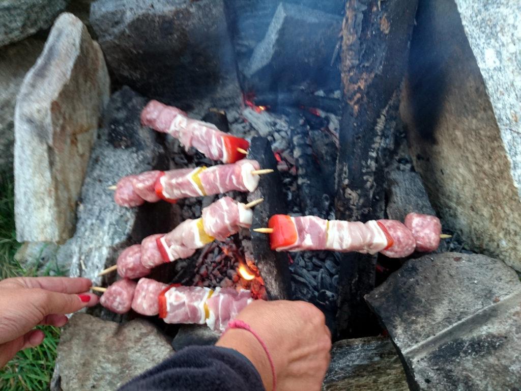 mentre si spengono le ultime fiammelle, iniziamo a preparare i nostri spiedini