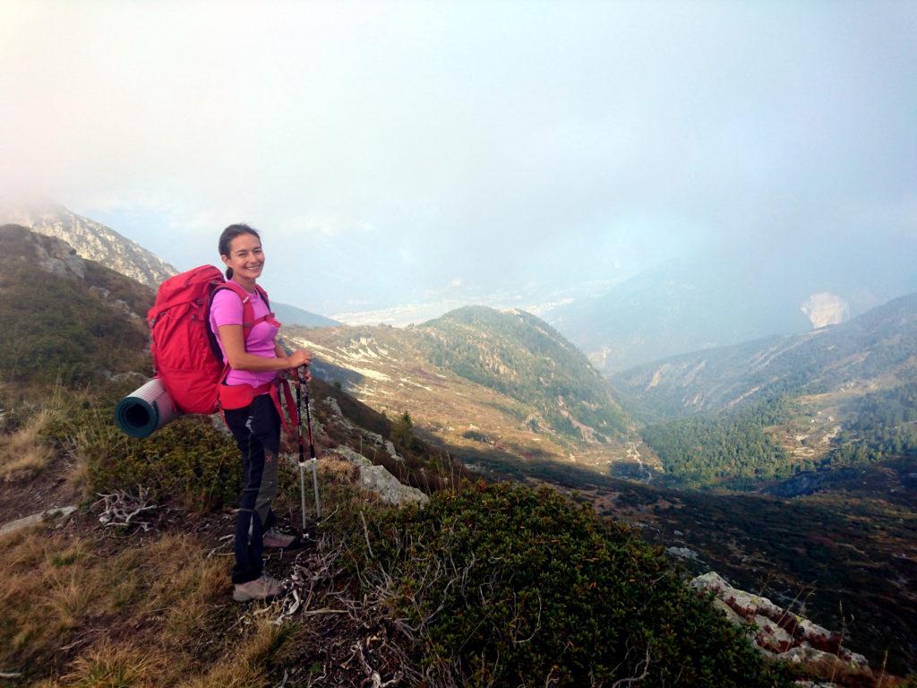 Erica sorridente e soddisfatta per la splendida gita e pronta a scendere dal passo di Basagrana