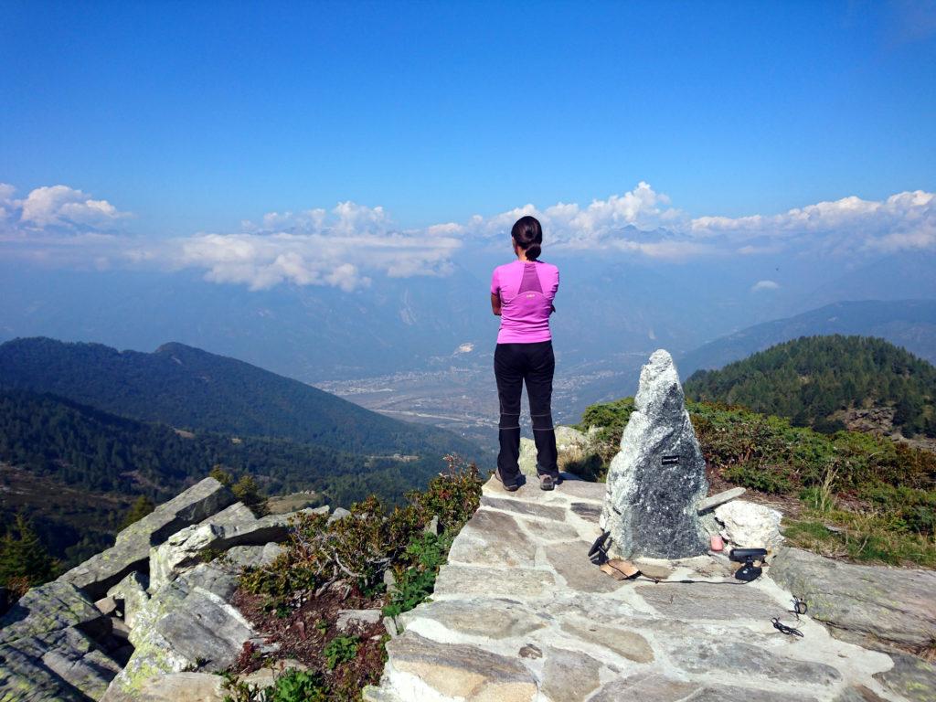 Erica osserva dall'alto il rifugio Parpinasca verso cui siamo diretti