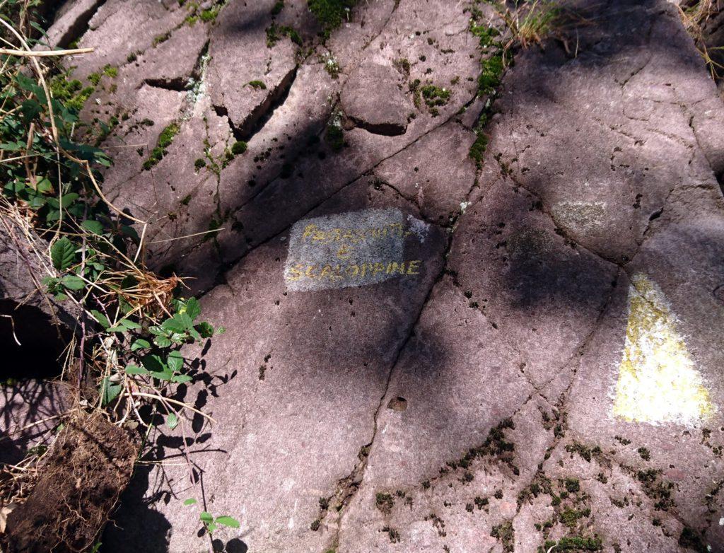 La scritta che segna l&#039;attacco della via. Si sale sopra al triangolo giallo
