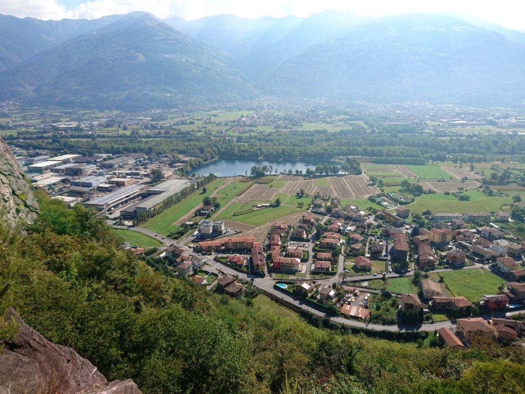 Sotto di noi, l'abitato di Rogno e la parte iniziale della val Camonica