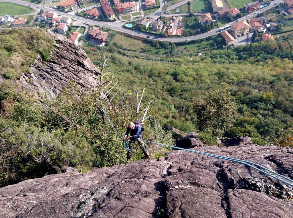 al lancio, il forte vento ci ha fatto finire le corde sull'albero e ora bisogna sbrogliarle