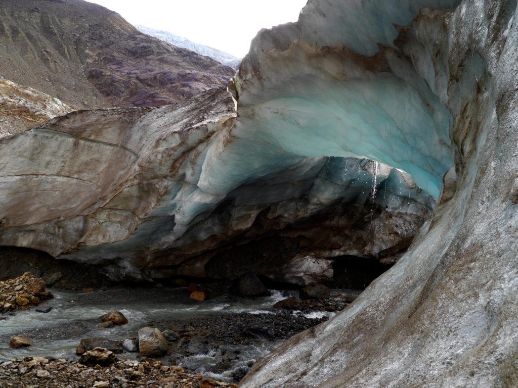 dettaglio dell&#039;arco alla fronte del ghiacciaio. Entro breve non sarà più lì