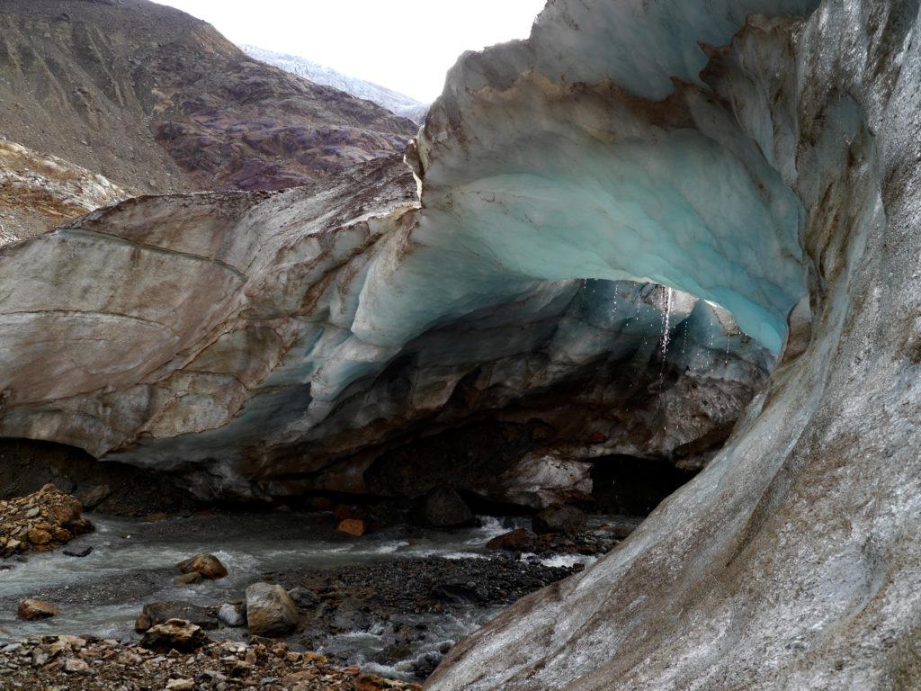 dettaglio dell'arco alla fronte del ghiacciaio. Entro breve non sarà più lì