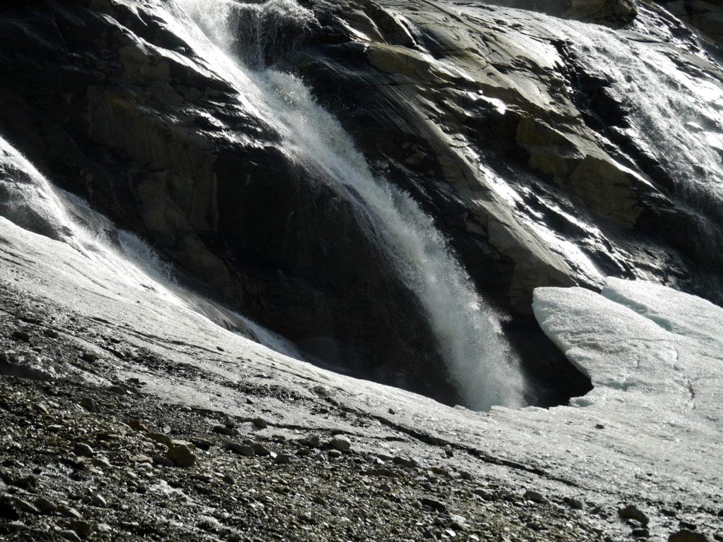 il torrente d&#039;acqua che proviene dai seracchi a monte si infila sotto al ghiaccio