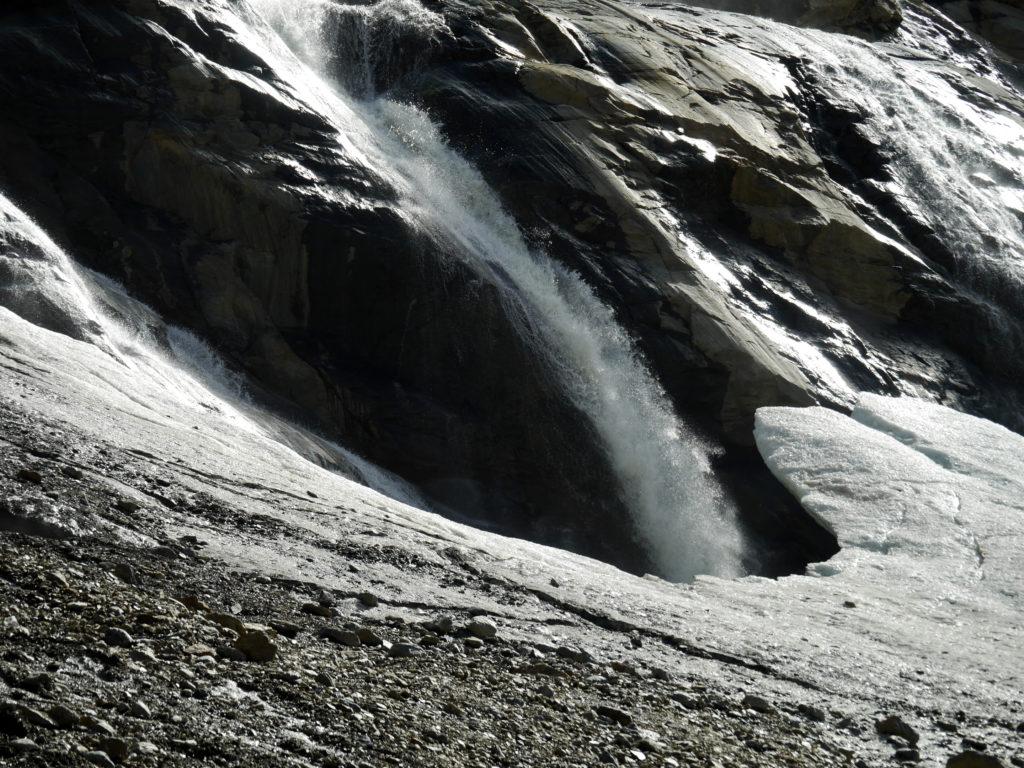 il torrente d'acqua che proviene dai seracchi a monte si infila sotto al ghiaccio