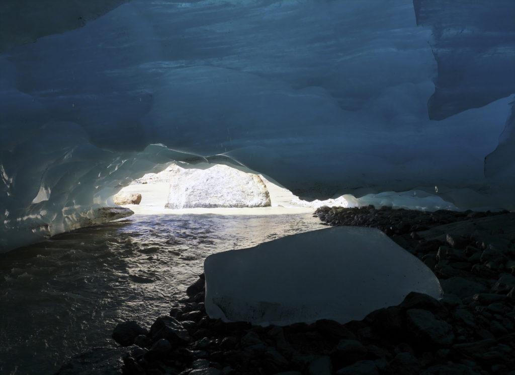 l'interno della grotta, con il fiume che ne esce