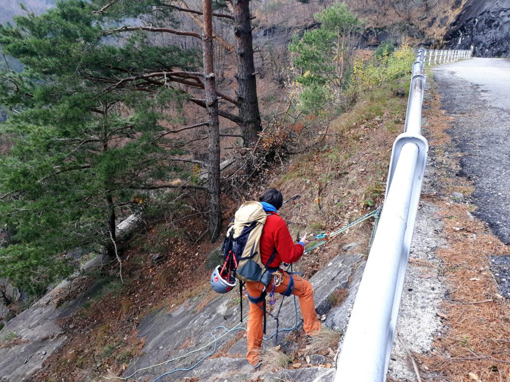 punto di calata per l&#039;attacco delle Vie alle placche del Boggia: la strada è quella della Val Bodengo