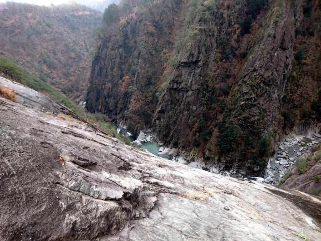 il torrente Boggia, con le placche granitiche che precipitano per parecchie decine di metri al di sotto della strada