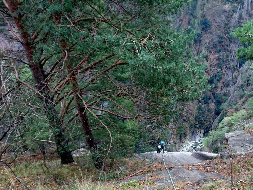 con fatica risaliamo i 50 metri della calata: la roccia è umida dove non addirittura bagnata, per l'arrampicata di aderenza non è cosa