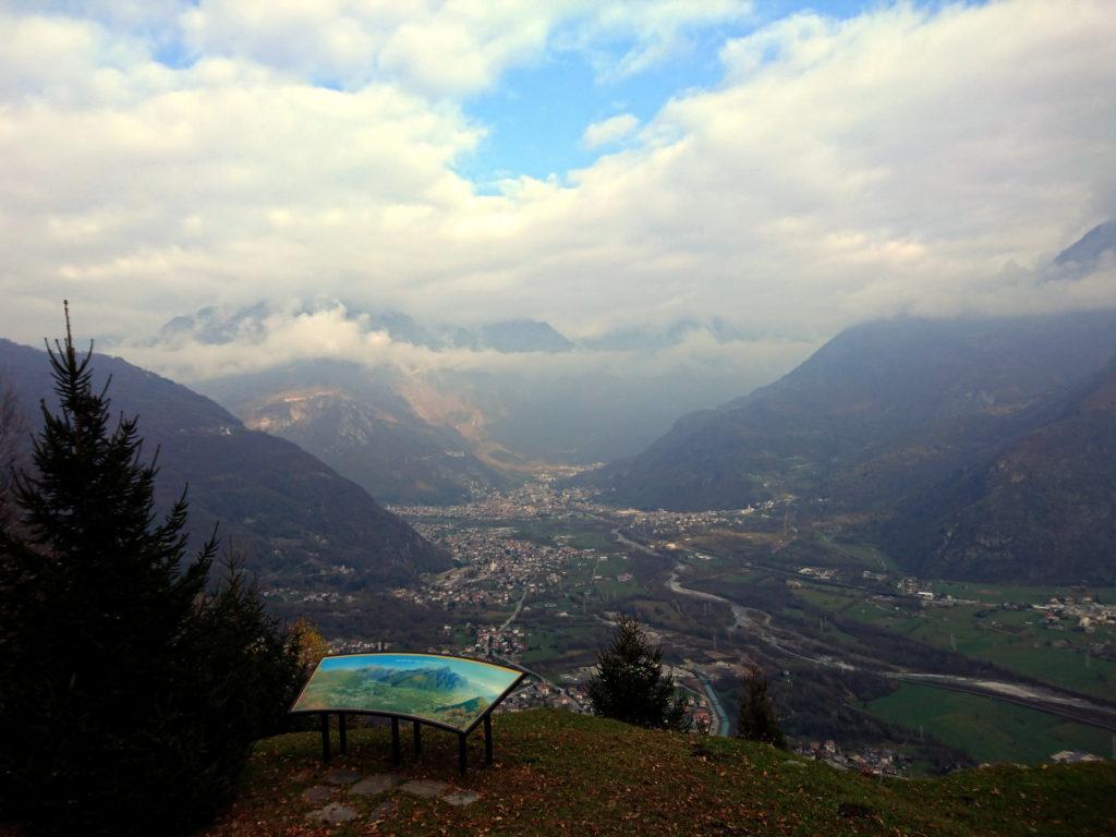 vista sulla Val Chiavenna e Gordona, sotto di noi, vicino al ristoro Dunadiv lungo la strada della Val Bodengo