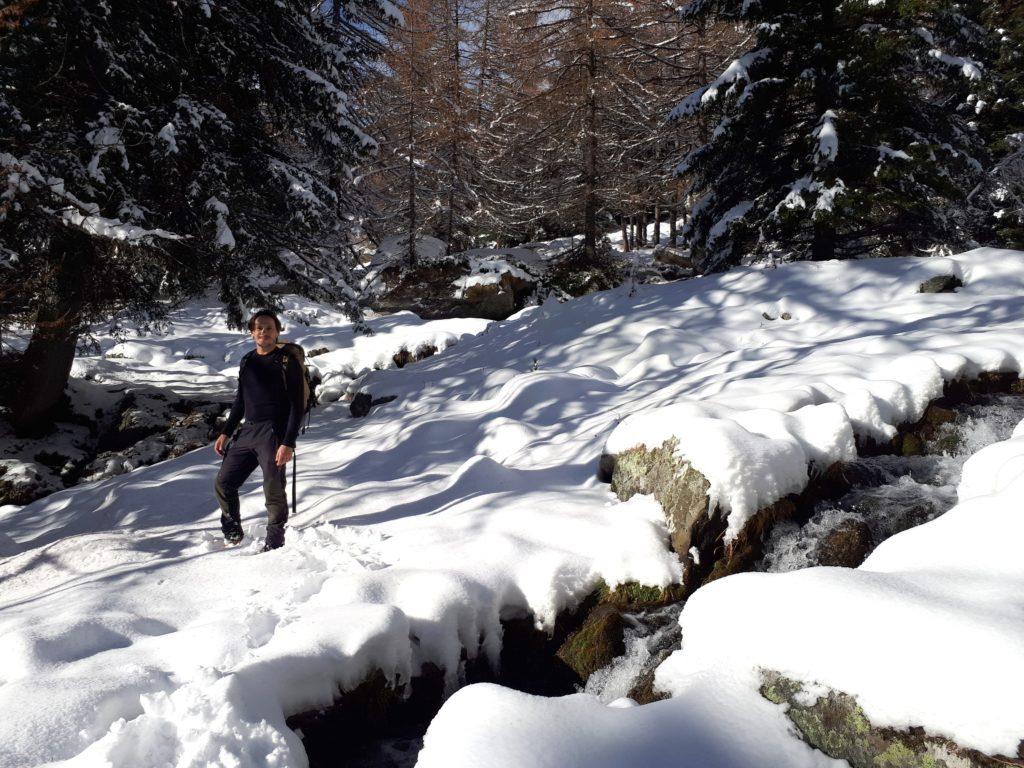 attraversiamo a muzzo qualche rivo d&#039;acqua: siamo più o meno sul sentiero, ma è tutto da tracciare in neve fresca