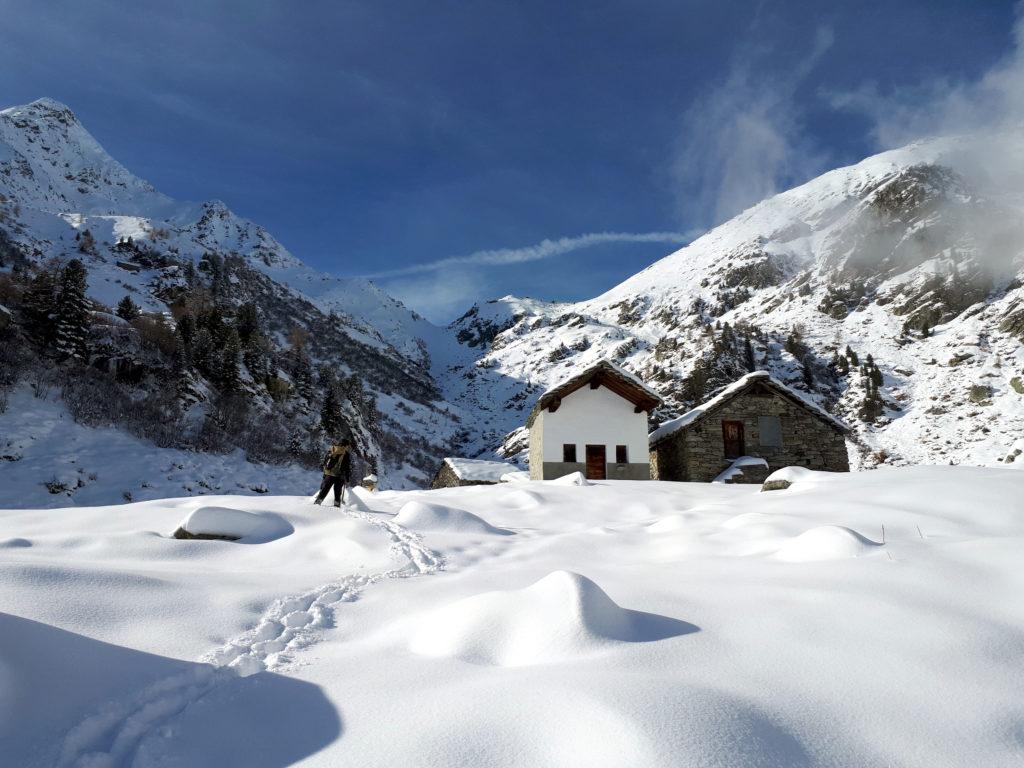 baite di Muni, con il retrostante passo ben visibile. Il sentiero verso i Piccoli Laghi, invece, piega verso sinistra, ma c'è troppa neve e troppa strada ancora da fare per rischiarcela