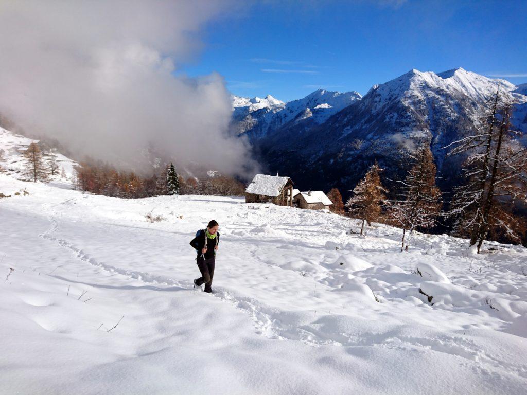 la prima parte di sentiero dopo la Chiesa di San Grato risale per prati innevati sino ad arrivare in vista di una palina segnavia