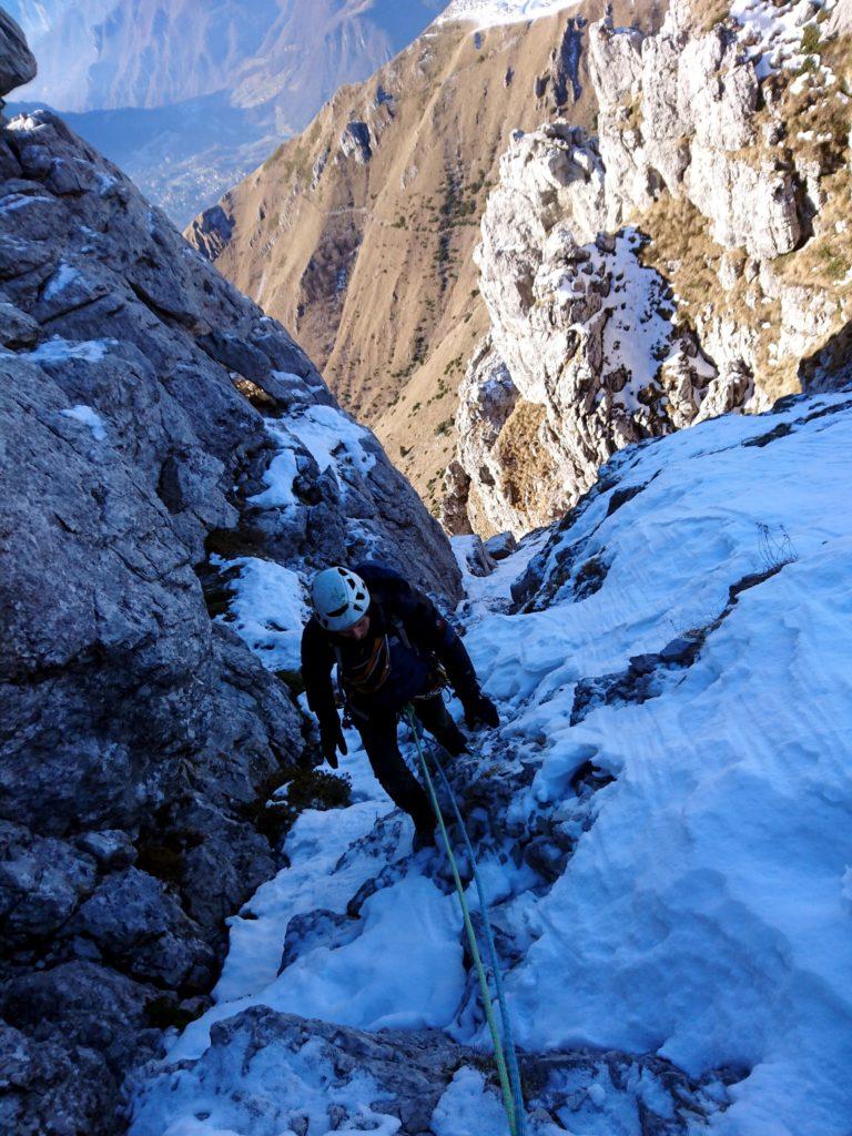 si risale su quello che avrebbe dovuto essere un pendio innevato... un po' spelacchiato nel nostro caso!