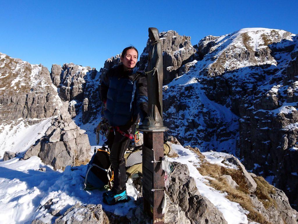 Erica guarda la madonnina e la madonnina guarda l'orizzonte