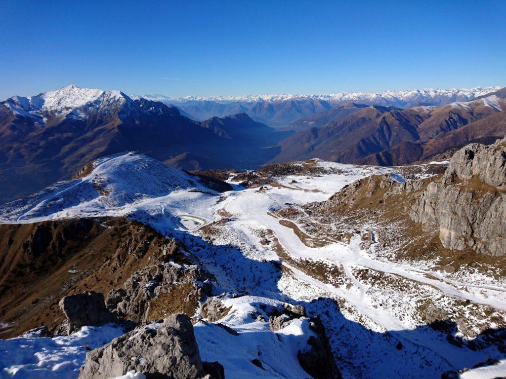 sotto di noi le piste da sci, con l'invaso artificiale praticamente già prosciugato a poco - troppo poco - dall'apertura degli impianti