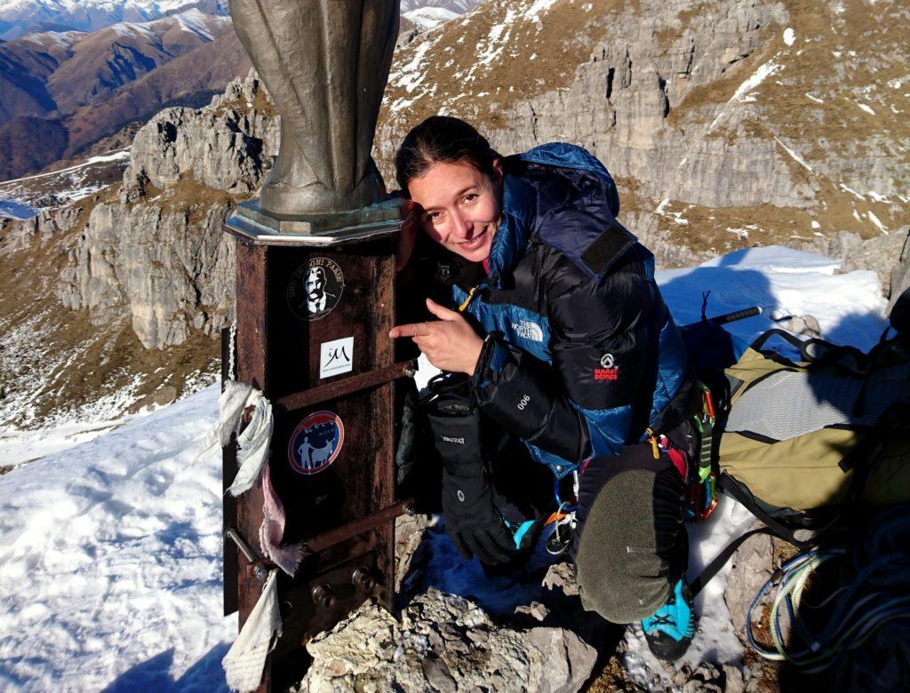 ne approfittiamo per incollare anche noi l'adesivino di inmontagna sul retro del basamento della madonnina... sperando non se ne abbia a male!