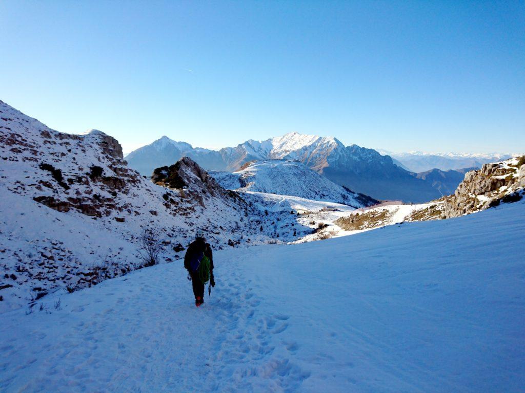 a ritroso verso il Rifugio Lecco, con la Grigna appena imbiancata sullo sfondo